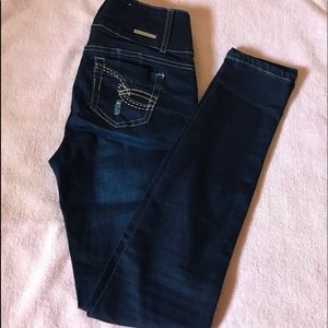 Mujer Moderna | Distressed Jeans